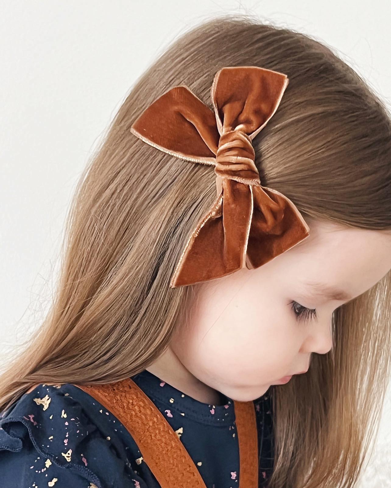 Condor Hårspænde med Veloursløjfe – Elegant Toffee Stil