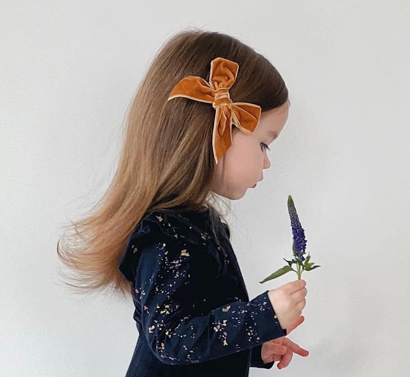 Condor Hårspænde med Velour Sløjfe i Kanel – Uundgåeligt Tilbehør!
