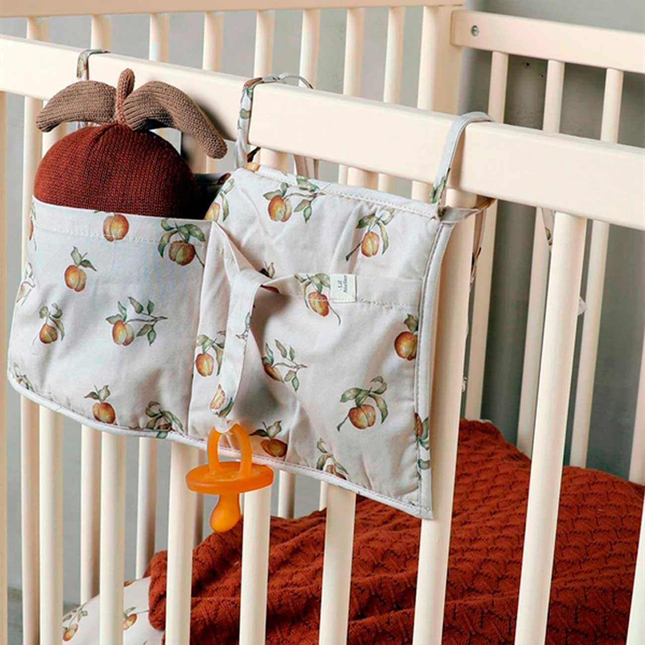 Lil Atelier Sengelomme i Peach – Økologisk Børneopbevaring