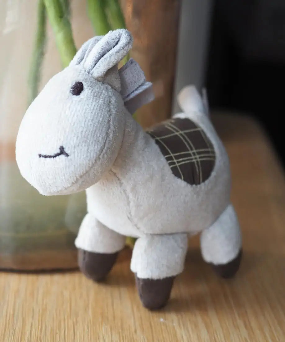 Lille Pip Hest – Blød ranglebamse til leg og kram!