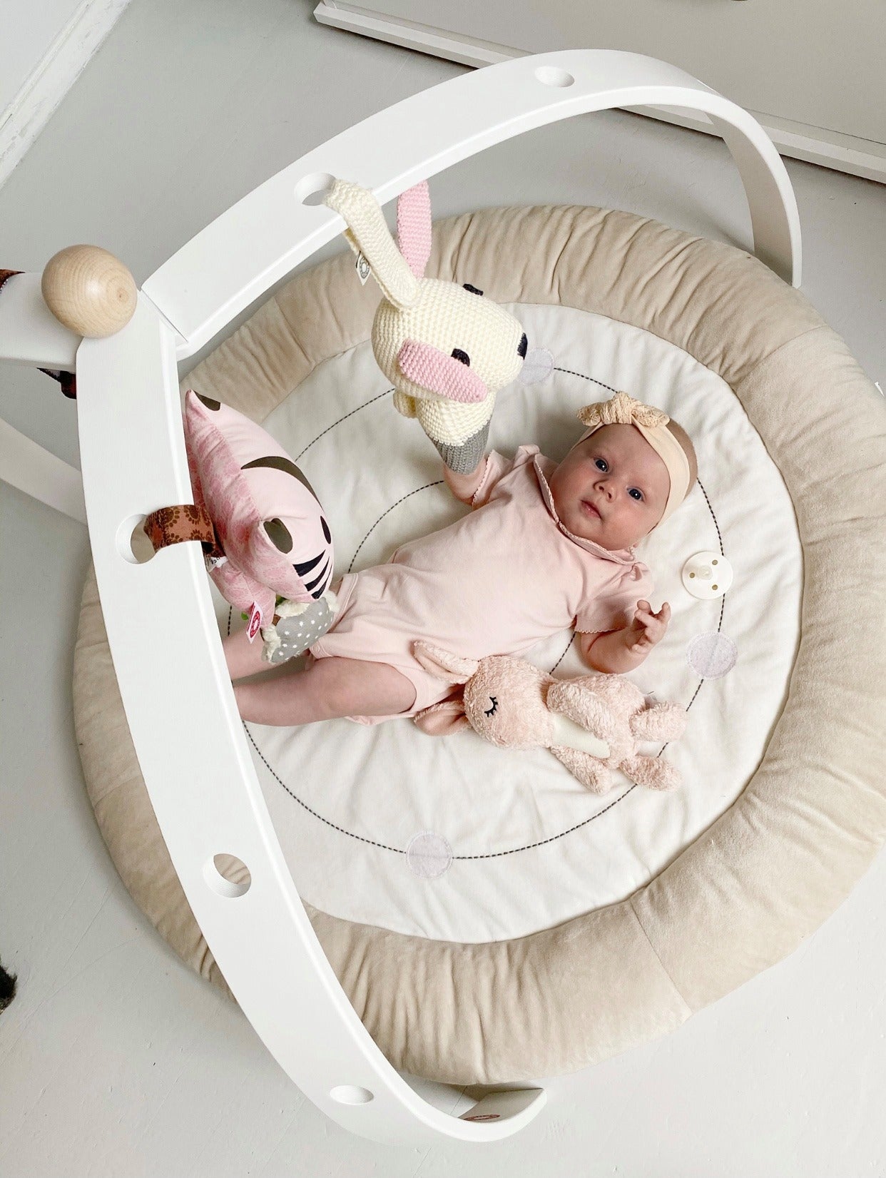 Elegant Aktivitetsstativ til Baby – Dansk Design og Leg