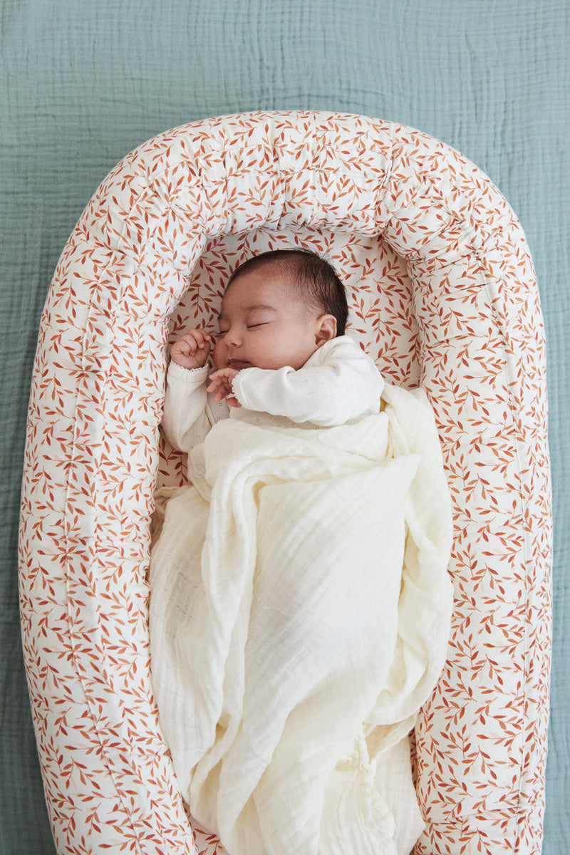 Babynest i Karamelblade – Komfortabel og Elegant til Baby