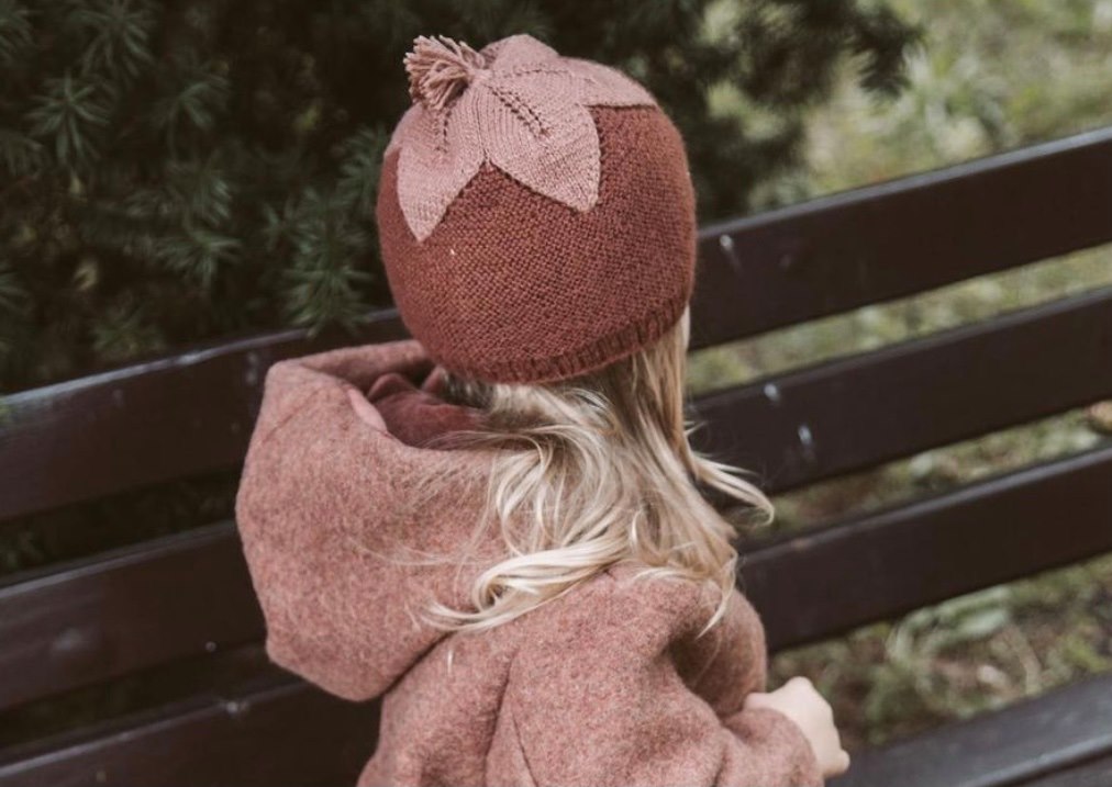 Huttelihut Babyhue med Blomst – Mørk Eg til Dit Barn
