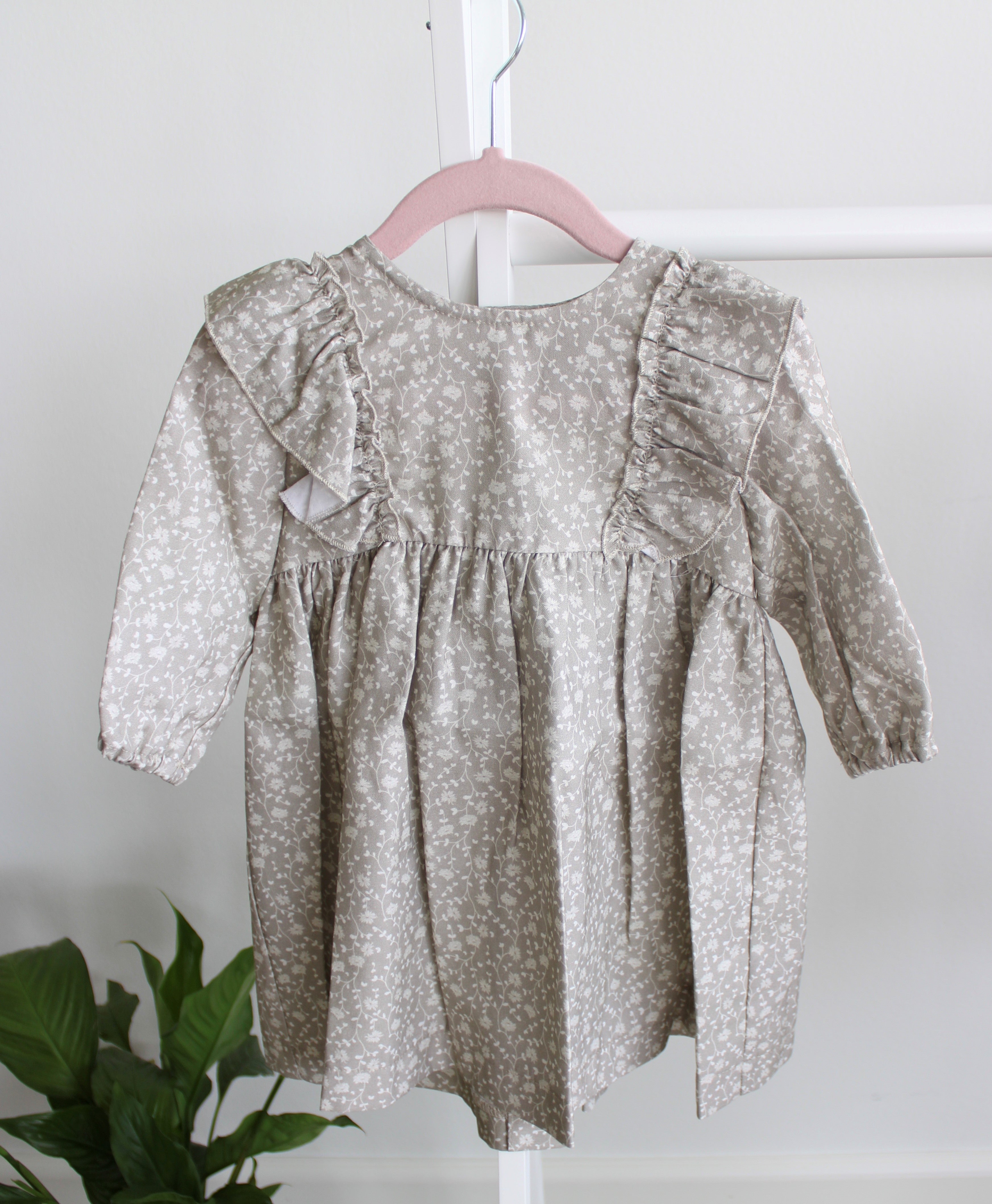 Huttelihut Sophia Kjole - Camel med Blomsterprint Tilbud!