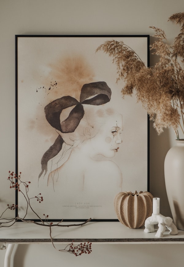 Lady Ash Plakat 50x70 cm – Mrs. Mighetto Tilbud!