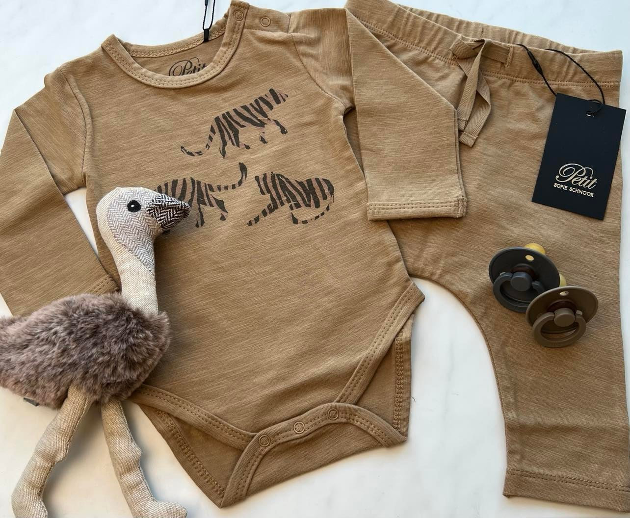Elegant Camel Baby Body fra Petit By Sofie Schnoor