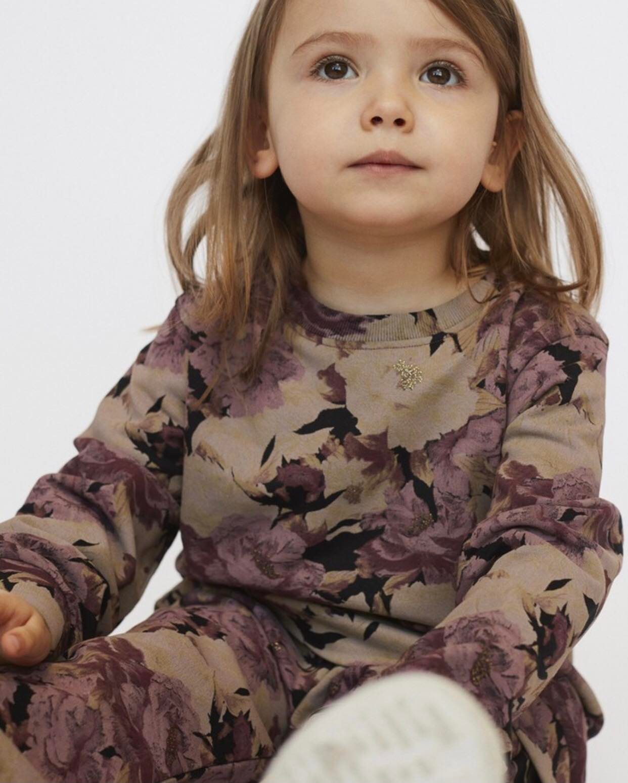 Blomstret Sweatshirt fra Petit By Sofie Schnoor – Vintertilbud
