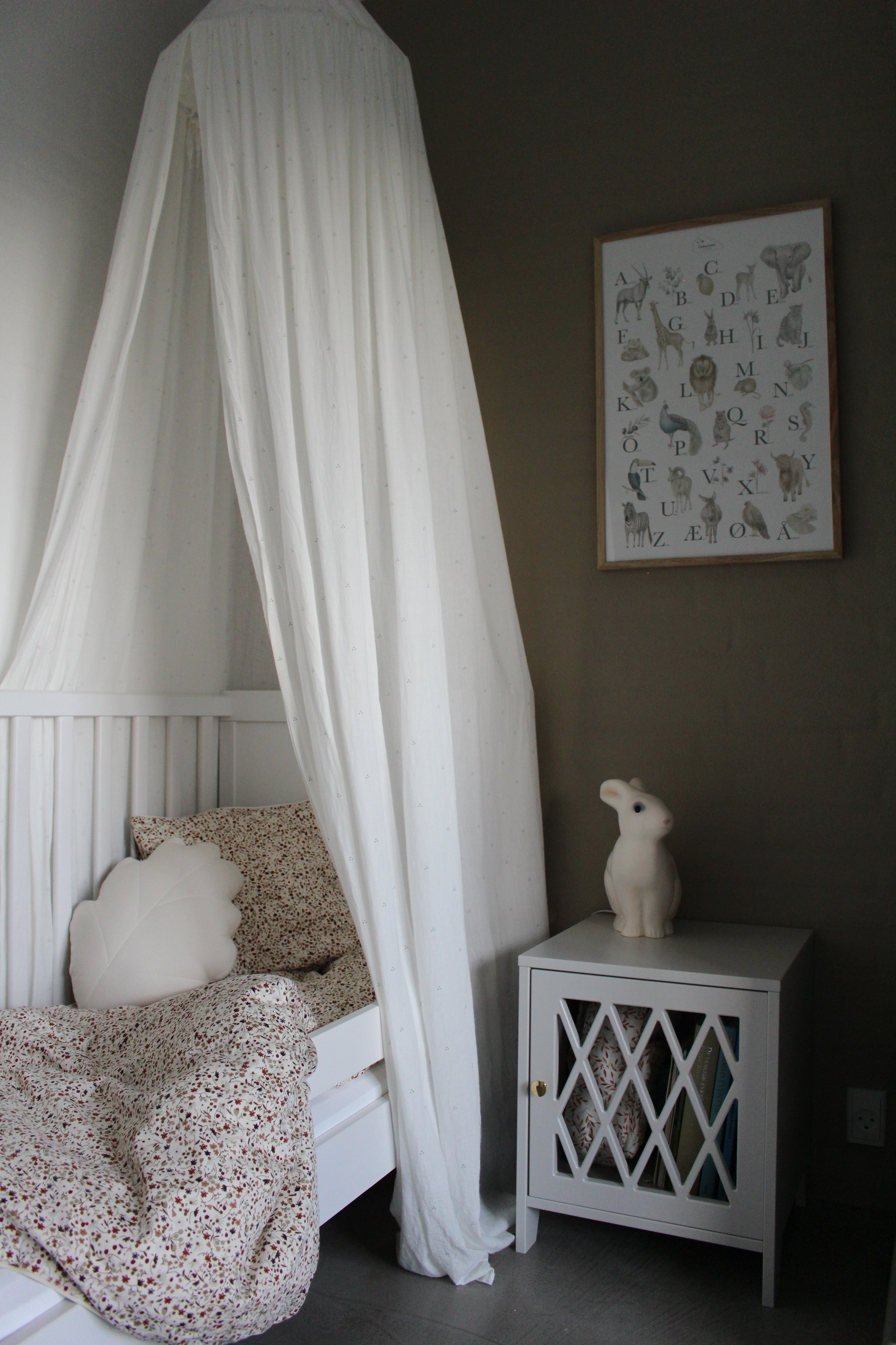 Harlekin Sengebord i Classic Grey – Elegant Børnemøbel